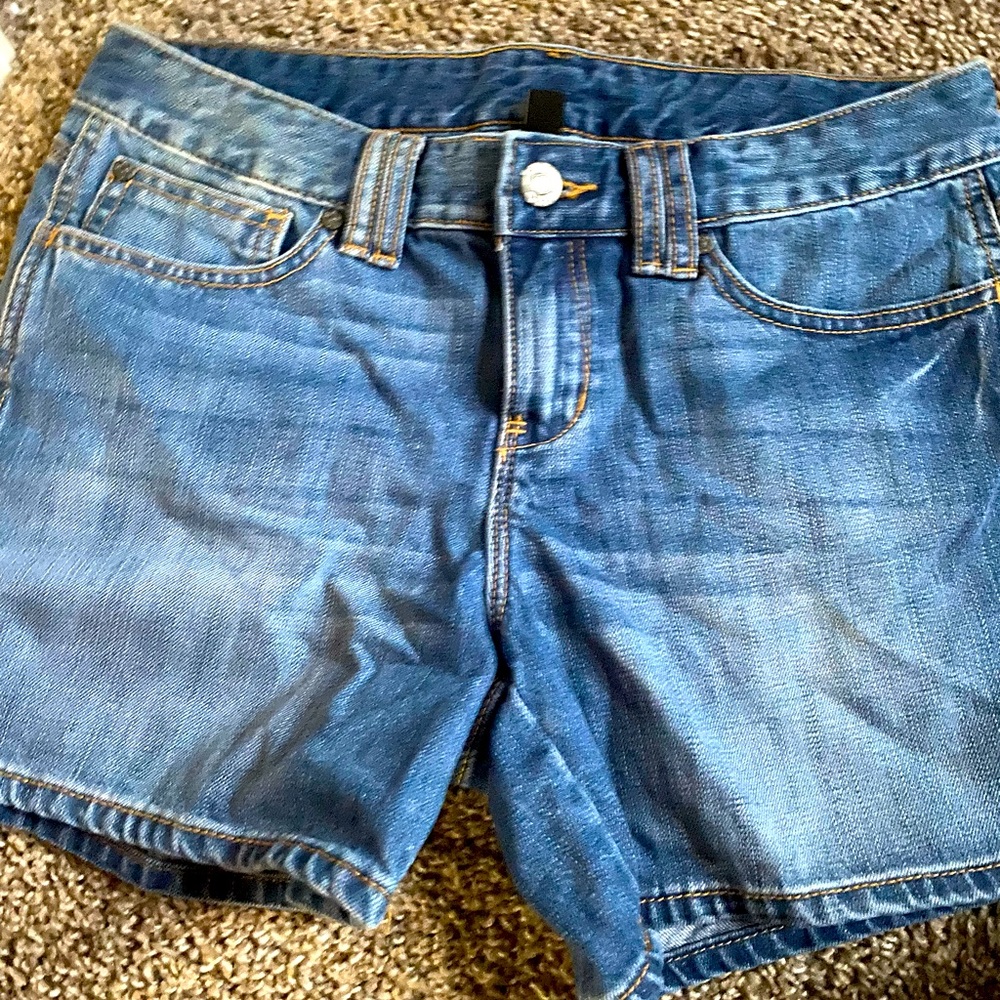 Gap women’s denim shorts. Sz 6. Smoke free home.